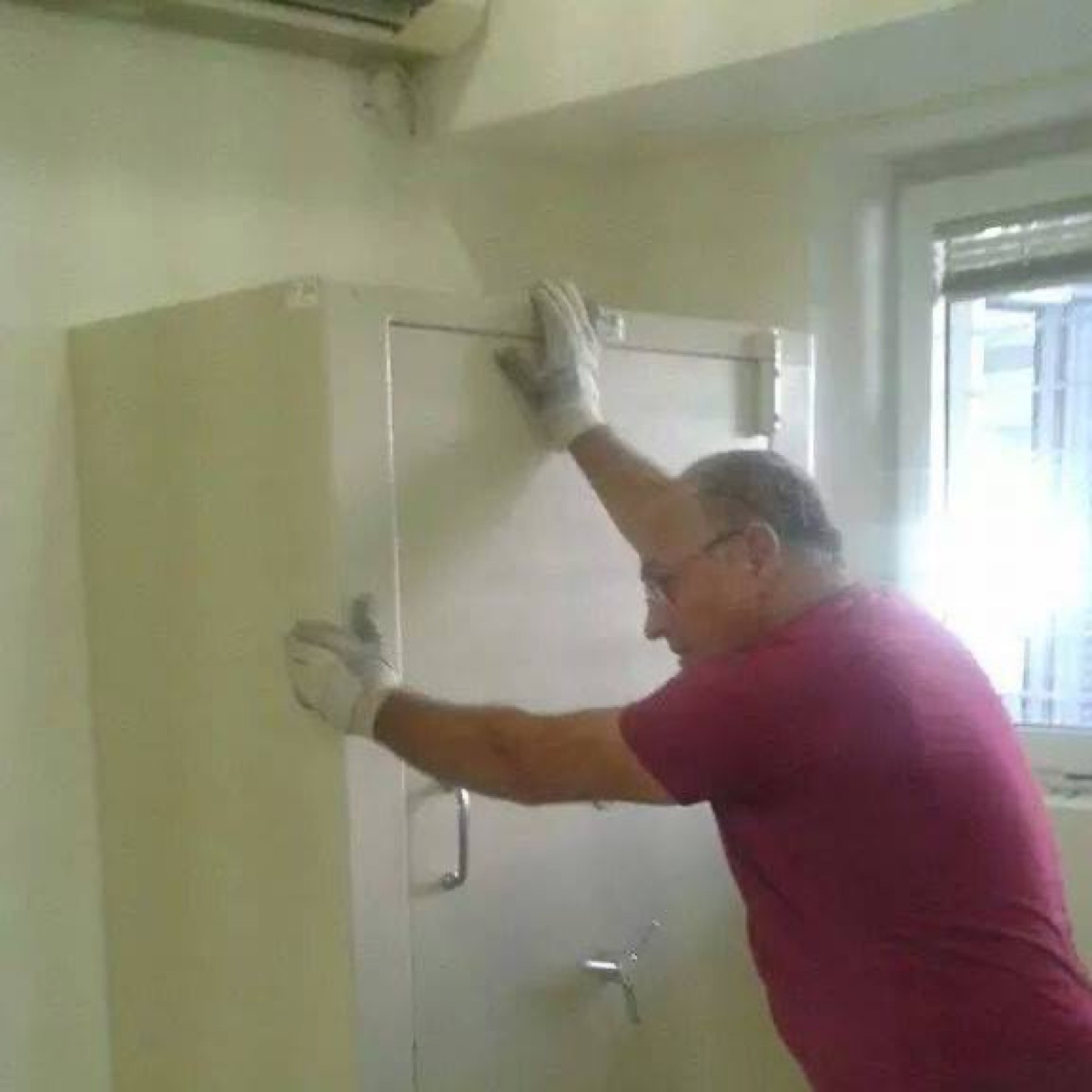 הובלת כספת כבדה עם כפפות עבודה